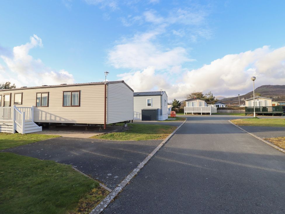 Static caravans and road with mountains in the background at 23 Gull Court, Porthmadog