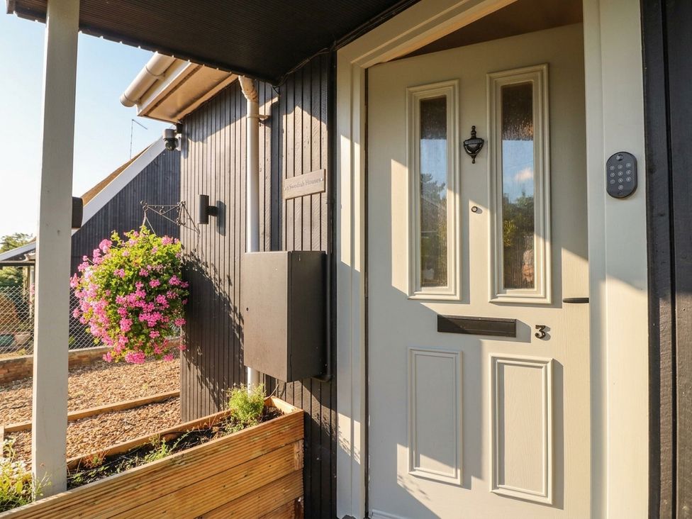 Doorway to 3 Swedish House in Walgrave with flowers and mailbox