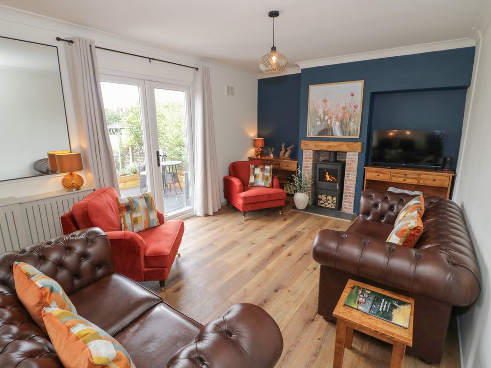 A living room with sofas and a television at 3 Swedish House Walgrave