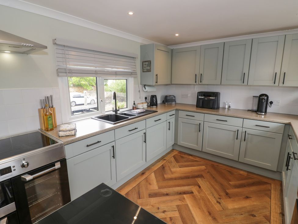 A kitchen with sink and oven at 3 Swedish House Walgrave