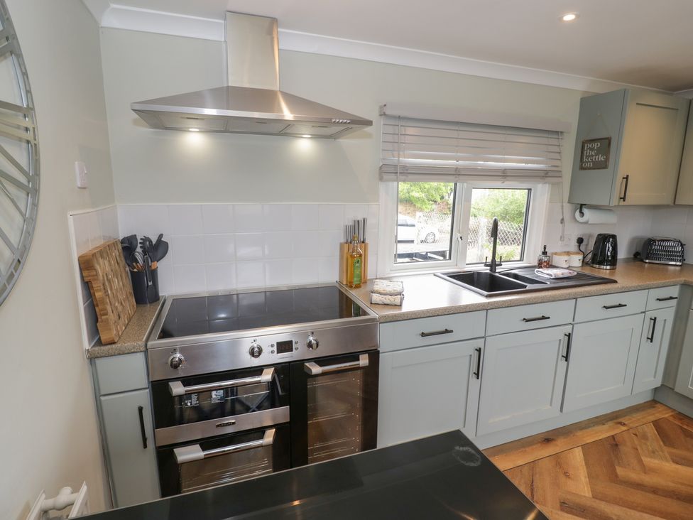 A kitchen with stove, oven, sink, and kitchen cabinets at 3 Swedish House Walgrave