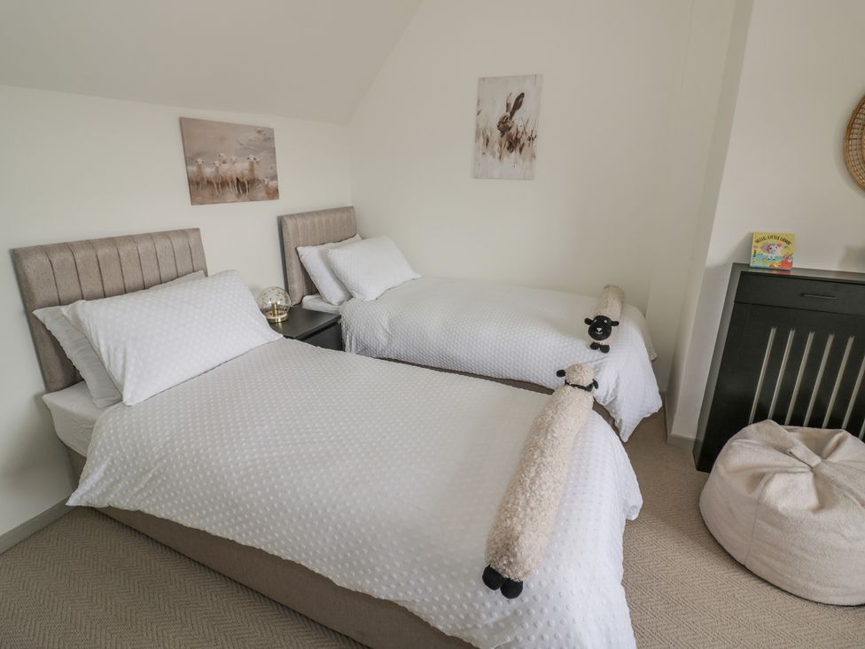 A bedroom with two beds and a bean bag at 3 Swedish House in Walgrave