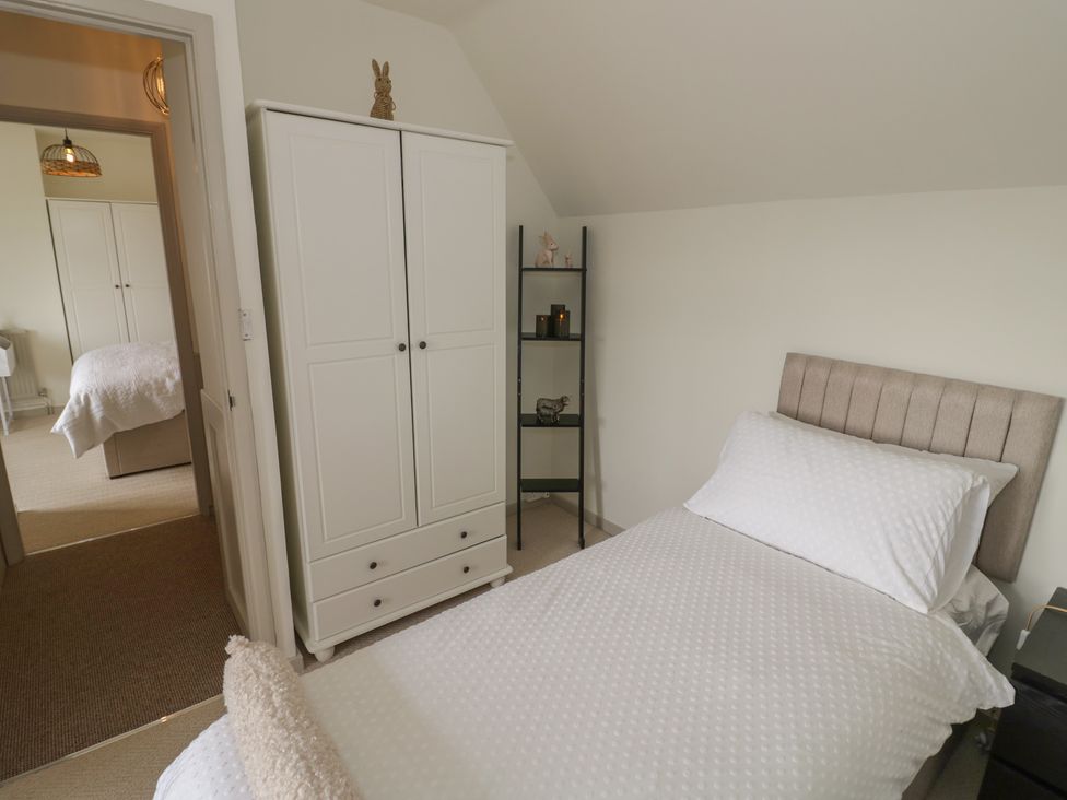 A bedroom with a single bed and wardrobe at 3 Swedish House Walgrave