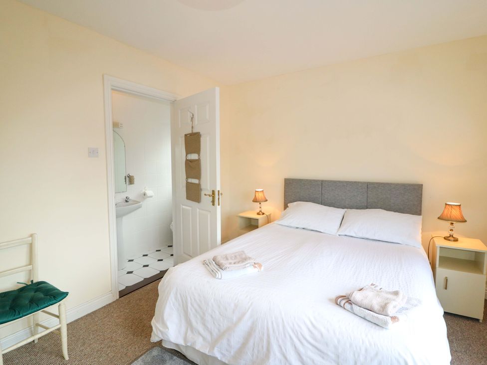 A bedroom with a bed and lamps at Lugdine Lodge in Glengarriff