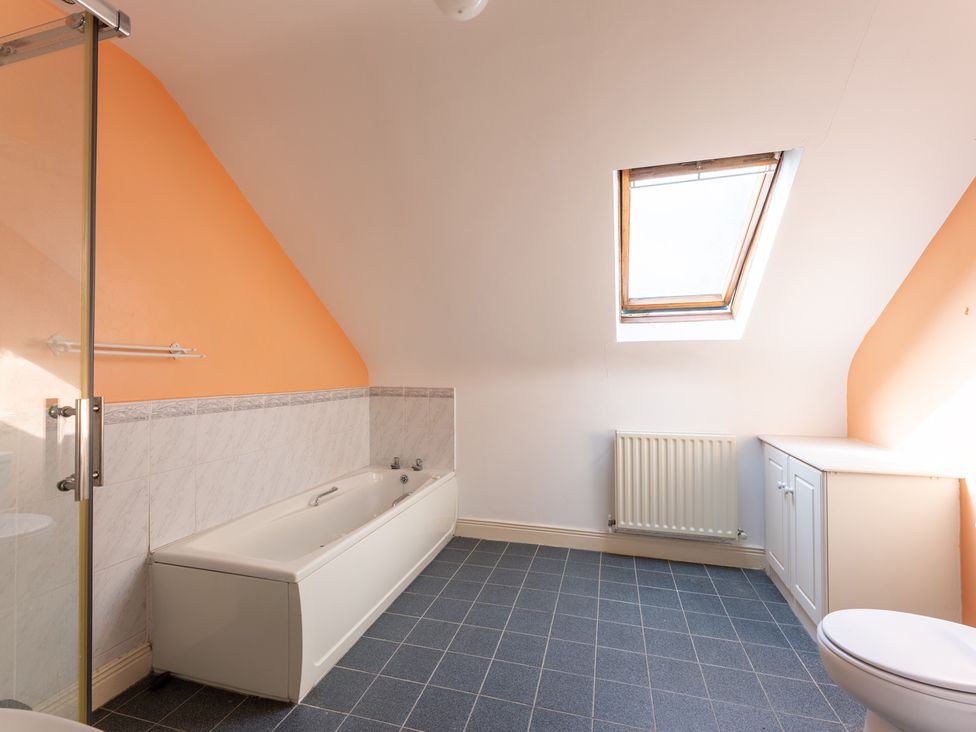 A bathroom with a bathtub and toilet at Ballyneill Farmhouse in Carrick-On-Suir, County Tipperary