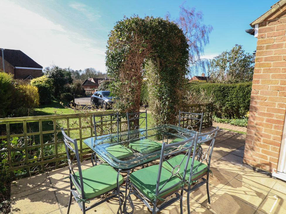 A garden with a table and chairs at Highfields