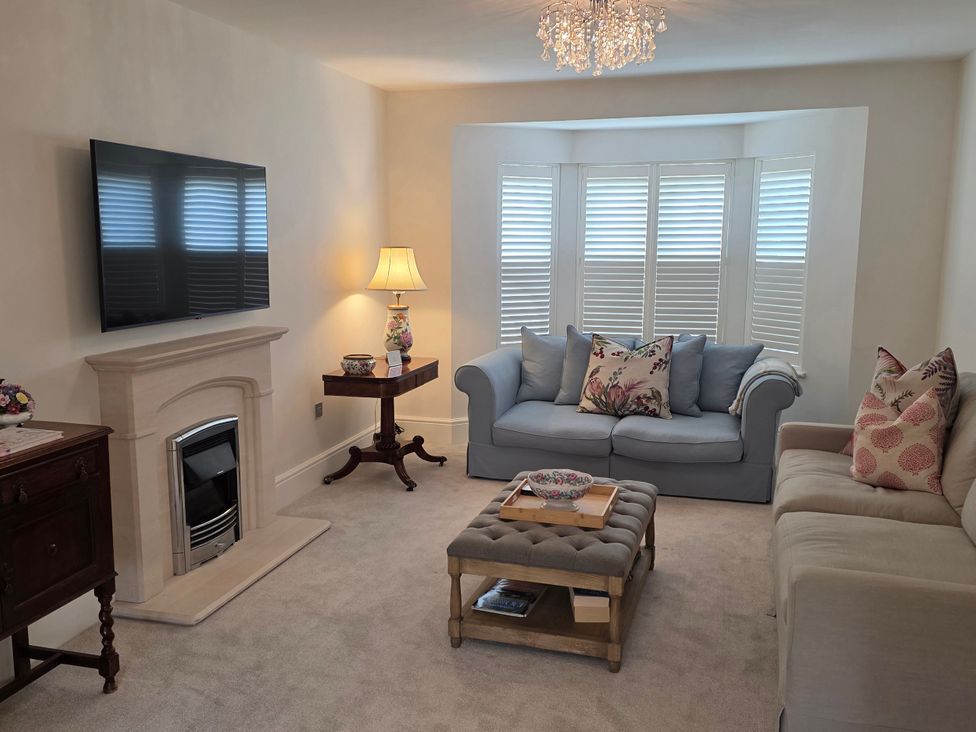 A living room with a television and sofa at Spacious 4-Bedroom Cotswold Home in Lechlade