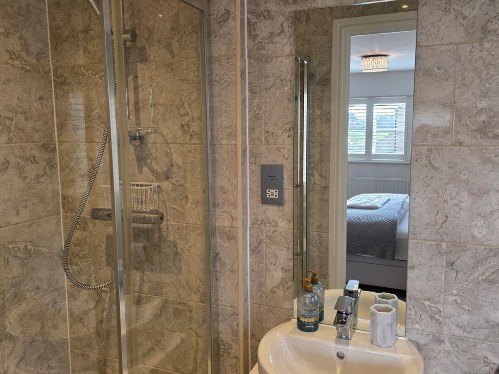 A bathroom with a shower and sink at Spacious 4-Bedroom Cotswold Home in Lechlade