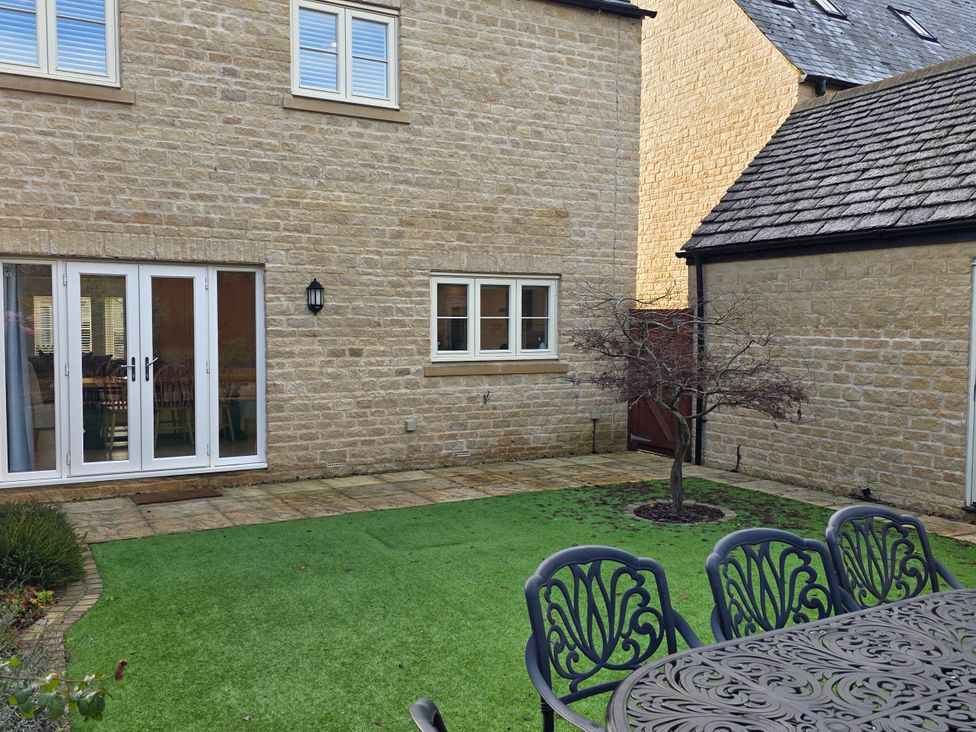 An outdoor space with a patio and seating area at Spacious 4-Bedroom Cotswold Home in Lechlade