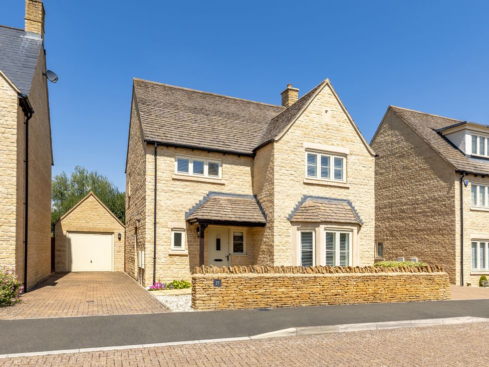 A house with a driveway and garage at Old Railway Close Lechlade-On-Thames
