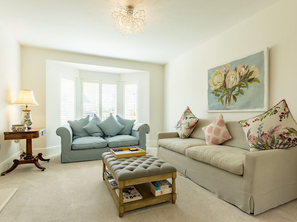 A living room with a lamp and two sofas at Old Railway Close Lechlade-On-Thames