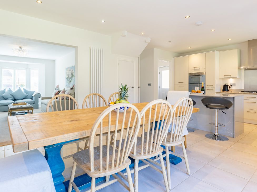 A kitchen with a dining table and chairs at Old Railway Close in Lechlade-On-Thames