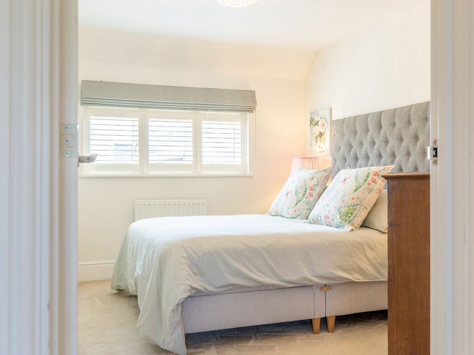 A bedroom with a bed and bedside lamp at Old Railway Close in Lechlade-On-Thames