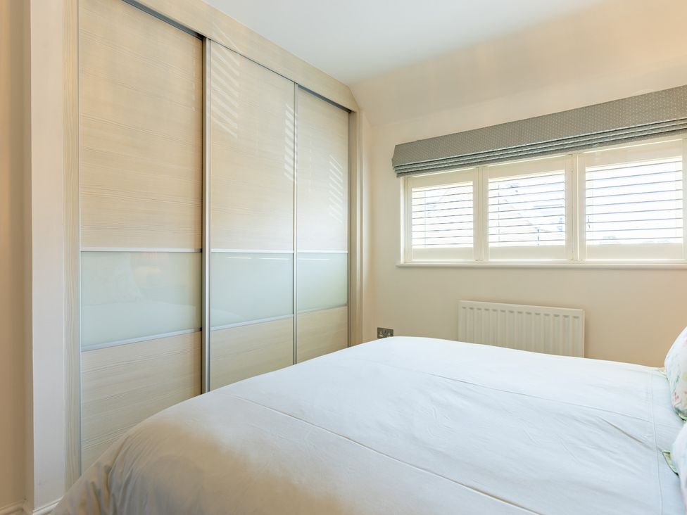 A bedroom with a sliding wardrobe and a bed at Old Railway Close Lechlade-On-Thames