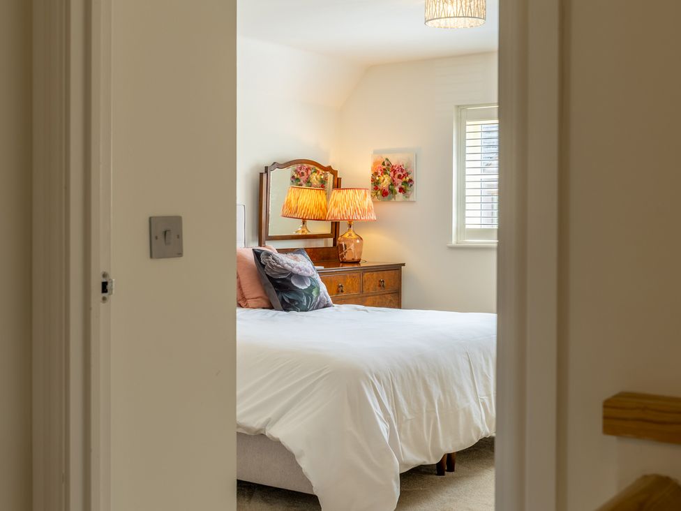 A bedroom with a bed and a bedside table at Old Railway Close in Lechlade-On-Thames