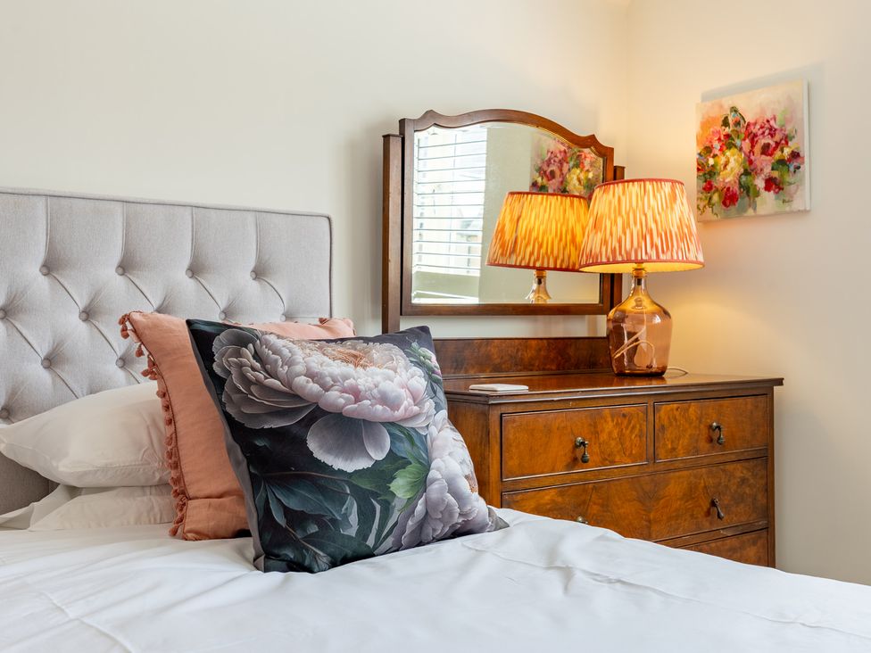 A bedroom with a bed and a chest of drawers at Old Railway Close Lechlade-On-Thames