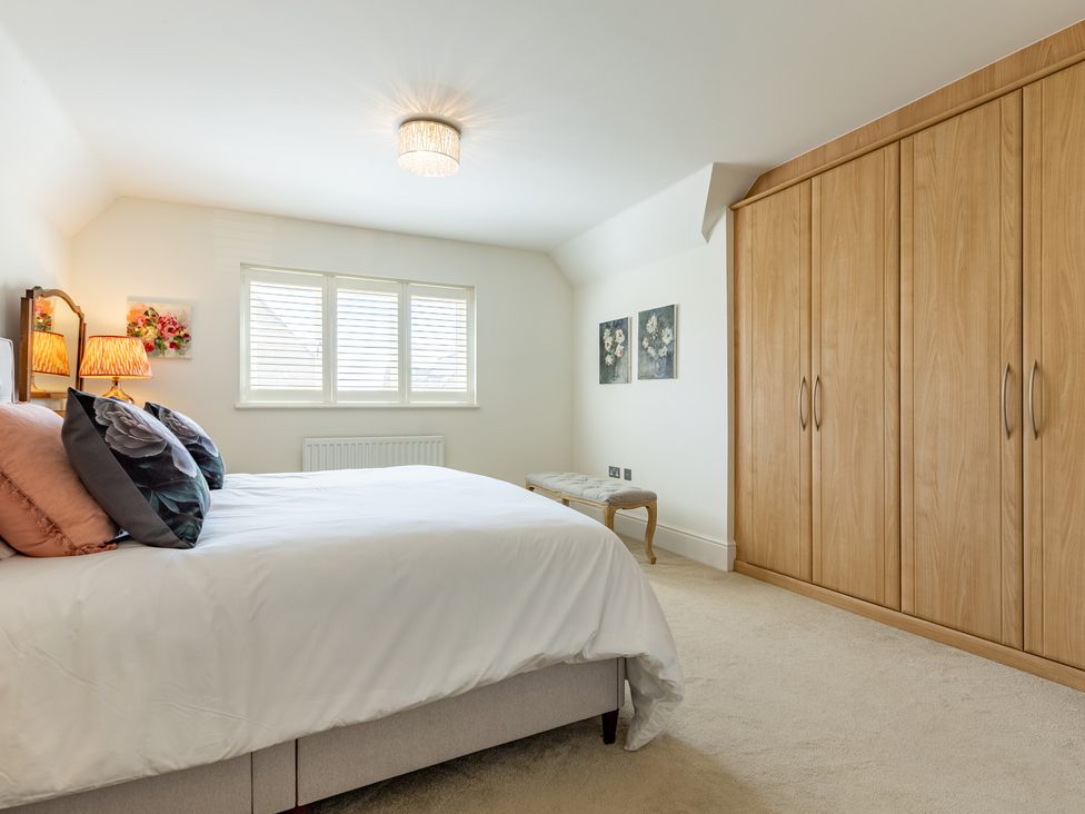 A bedroom with bed and wardrobe at Old Railway Close Lechlade-On-Thames