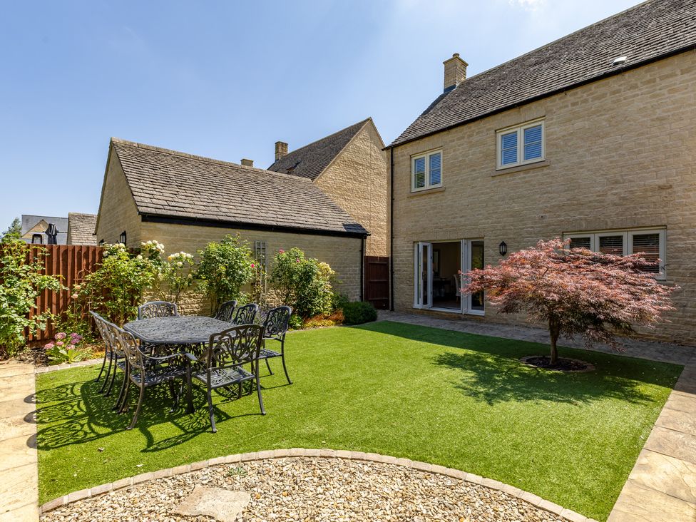 A garden with a table and chairs at Old Railway Close in Lechlade-On-Thames