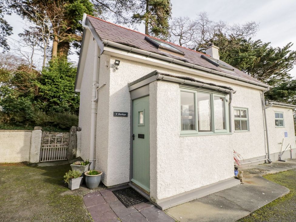 A house with a green door and driveway at Eryri View Retreat
