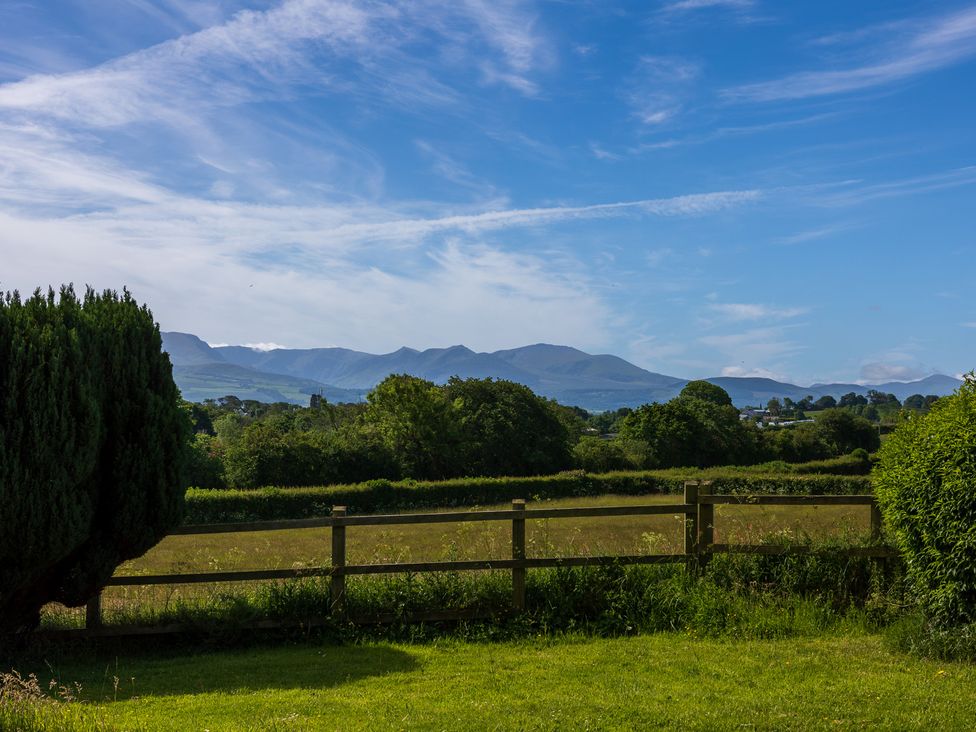 A view of mountains and grassland at Eryri View Retreat Llangoed near Beaumaris