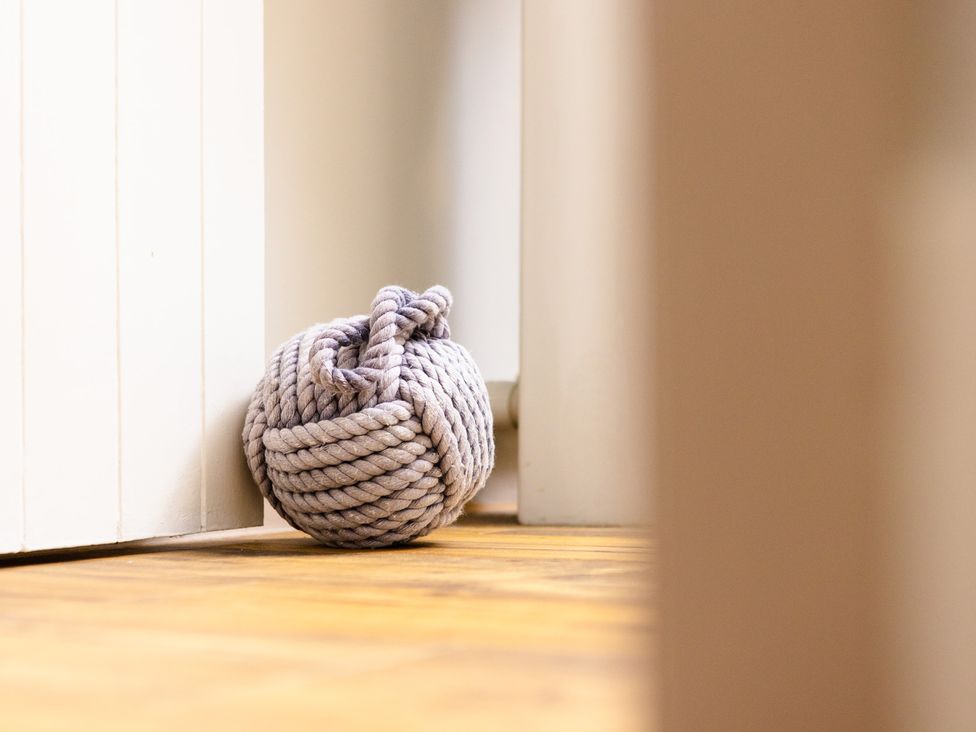 A decorative knot of rope on a wooden floor at Eryri View Retreat in Llangoed near Beaumaris