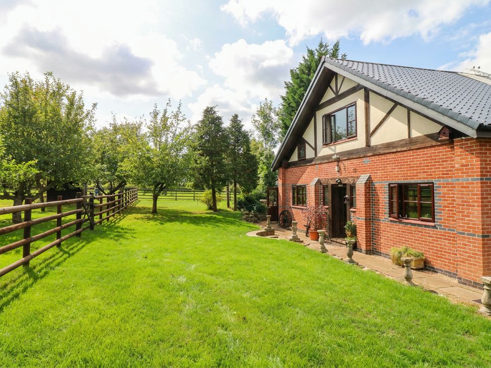 A house with a garden and fence at The Barn in Tamworth