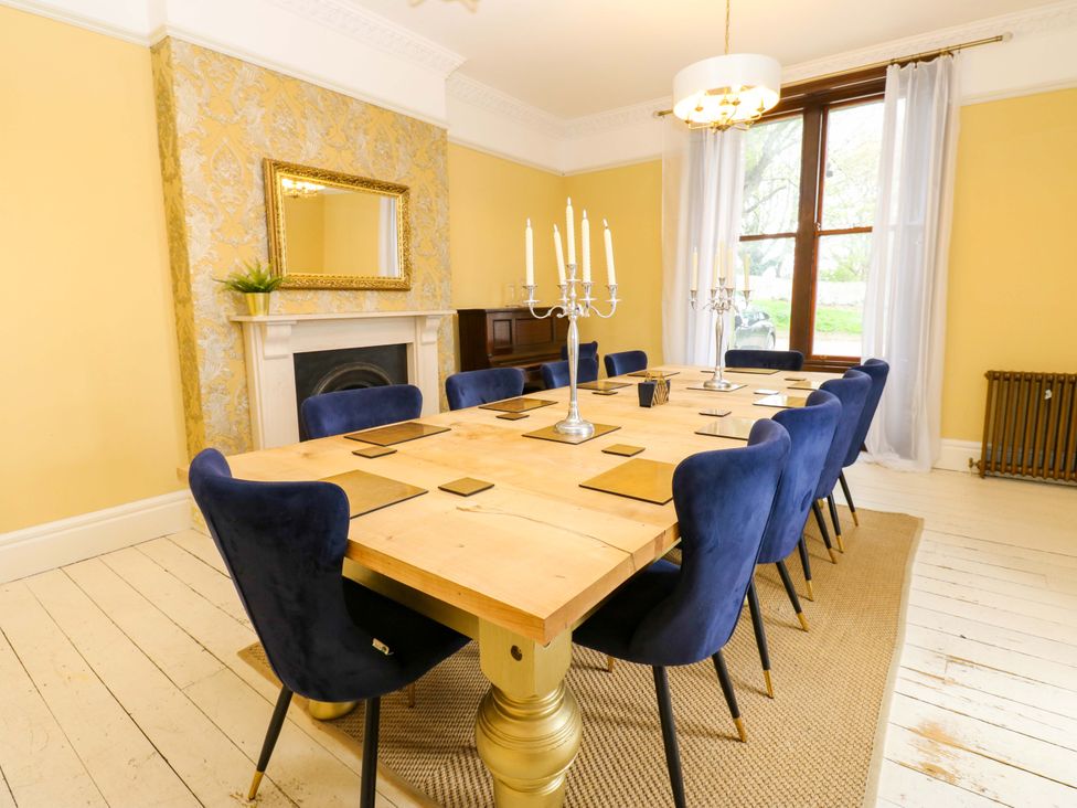 A dining room with a large table and chairs at Flaxstead Grange in Newbottle