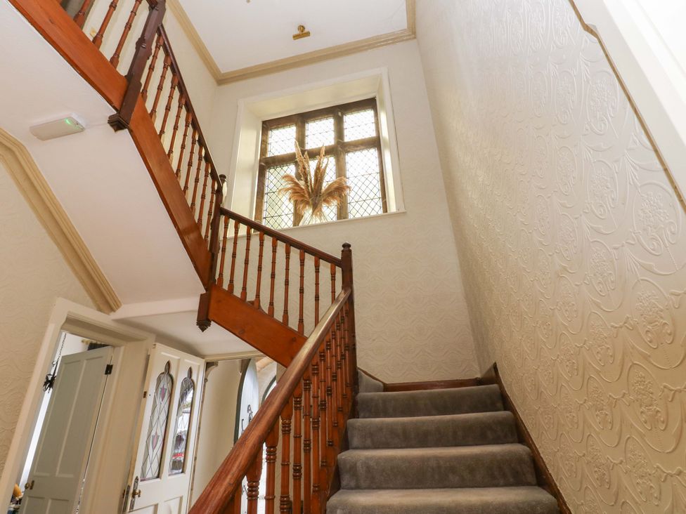 A staircase and a window in the hallway at Flaxstead Grange in Newbottle