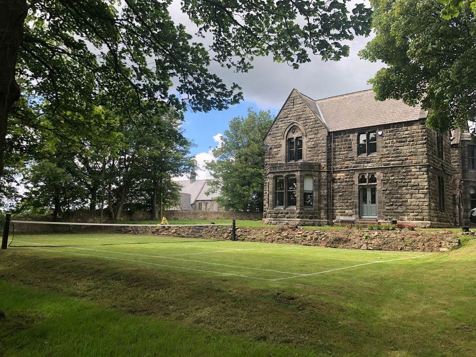 A house with a tennis court and garden at Flaxstead Grange in Newbottle
