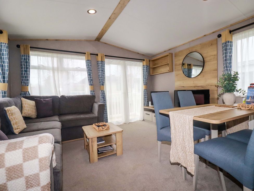 A living room with a sofa and dining area at Derwent L4 in Par