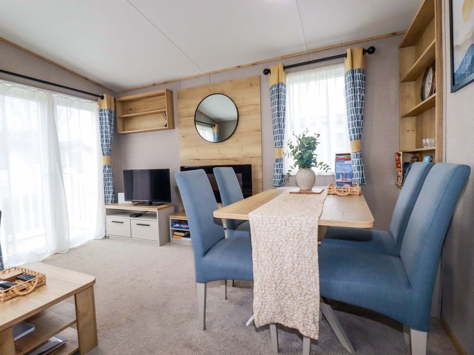 A dining room with a table and chairs at Derwent L4 in Par