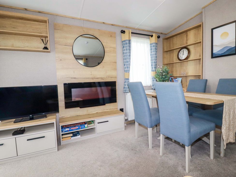 A living room with a dining area and television at Derwent L4 in Par