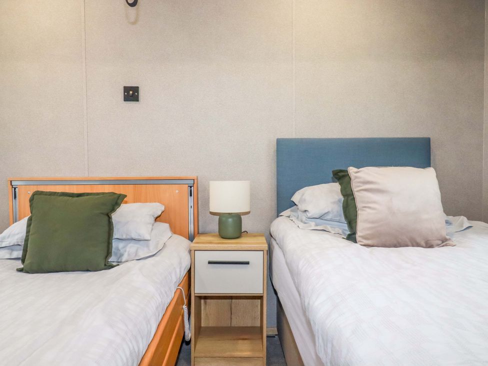 A bedroom with two beds and a nightstand in Derwent L4, Par