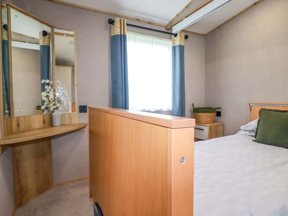 A bedroom with a bed and mirrors at Derwent L4 in Par