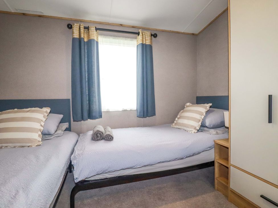 A bedroom with two single beds and a window at Derwent L4 in Par