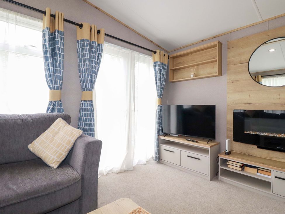 A living room with curtains and a television at Derwent L4 in Par