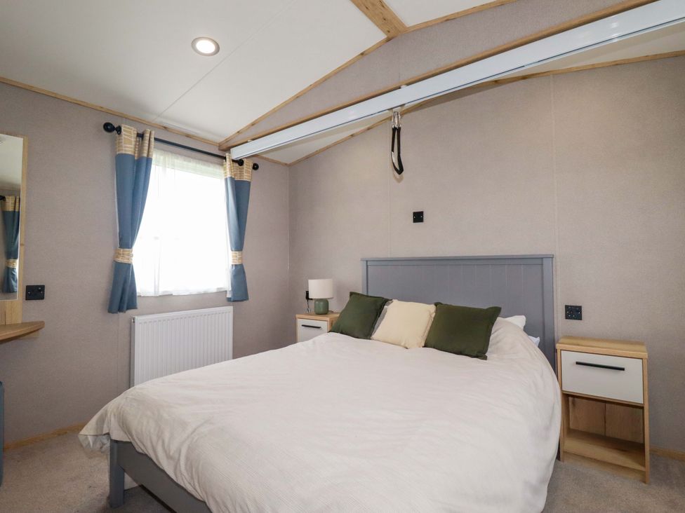 A bedroom with a bed and nightstand at Derwent L4 in Par