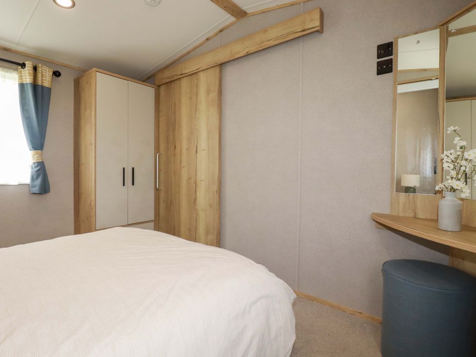 A bedroom with a bed and a cupboard at Derwent L4 in Par