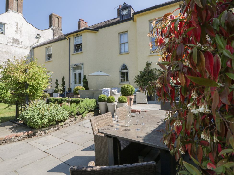 A garden with a patio table and chairs at The Old Vicarage in Laugharne