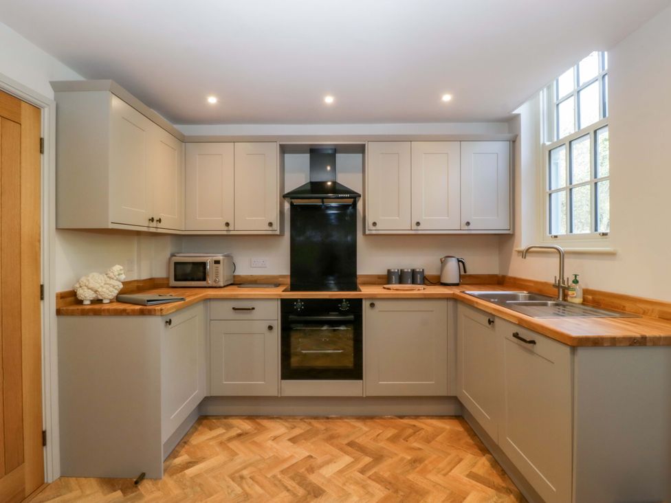A kitchen with cabinets and appliances at Broadmoor Chapel in Hereford