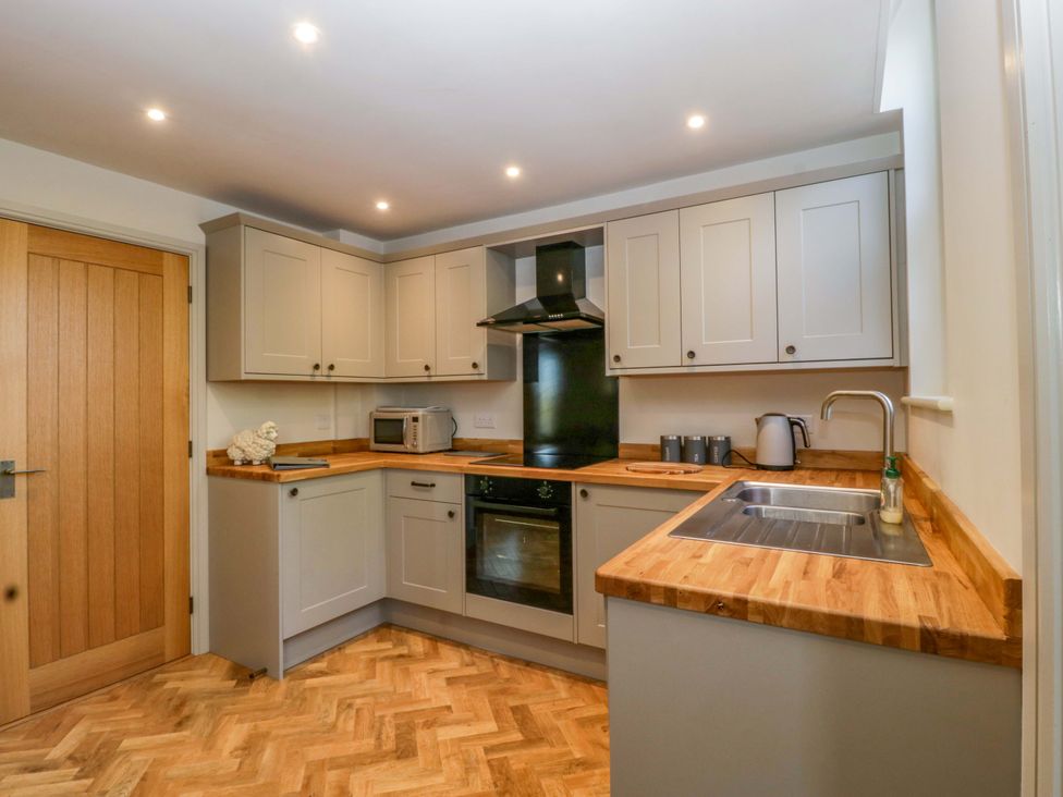 A kitchen with cabinets and appliances at Broadmoor Chapel in Hereford