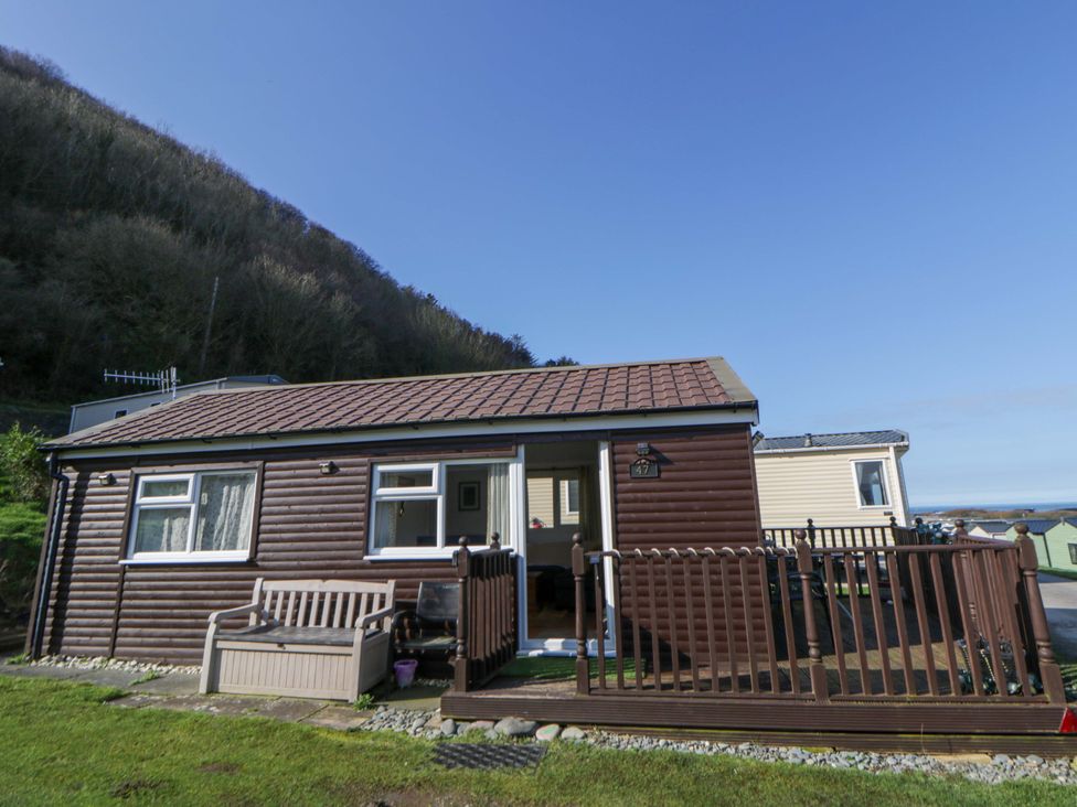 A cabin with a deck and garden area at The Cosy Den Clarach near Aberystwyth
