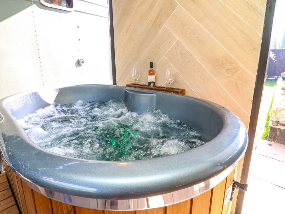 A hot tub and drinks on a shelf at Old Rosie in Grantham