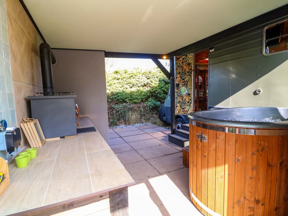An outdoor area with a hot tub and a stove at Old Rosie in Grantham