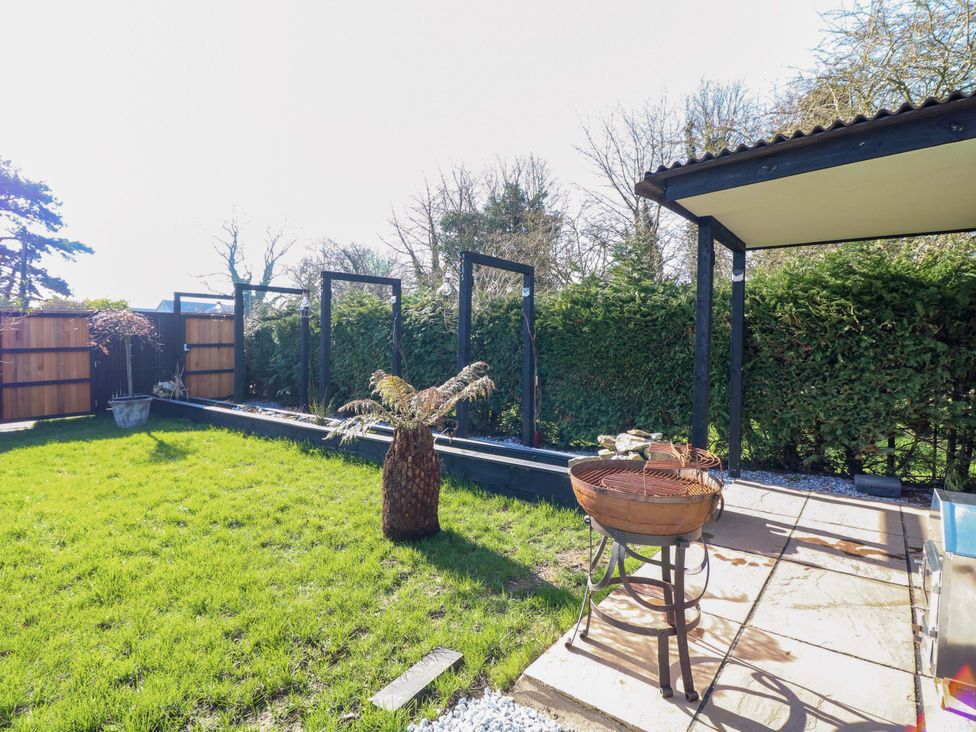 A garden with a grill and palm plant at Old Rosie in Grantham