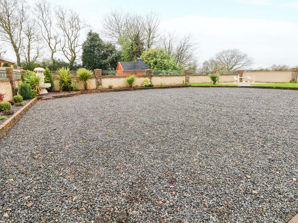 A garden with gravel and plants at Meadows Farm Lodge in Gorseinon