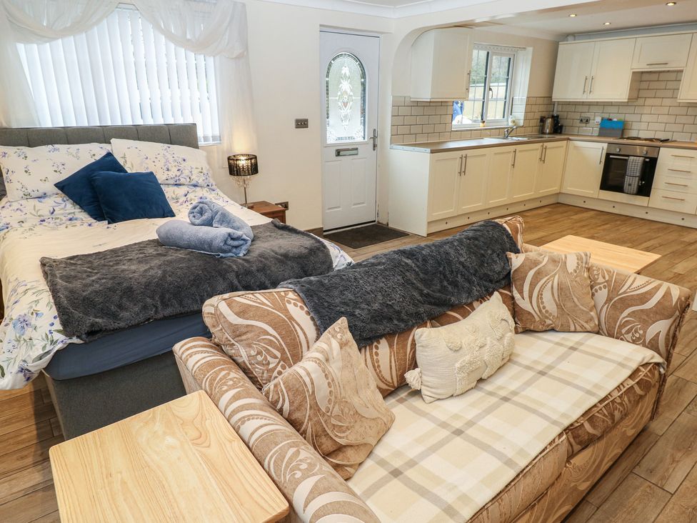 A studio apartment with a bed and kitchen at Annexe @ Meadows Farm Swansea