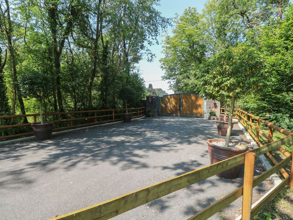 A driveway with trees and planters at Annexe @ Meadows Farm Gorseinon