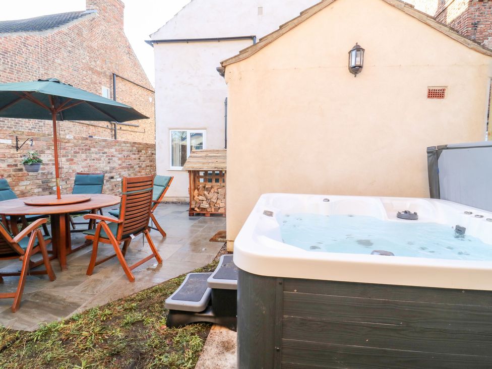 A garden with a hot tub and dining set at The Old Post Office in York