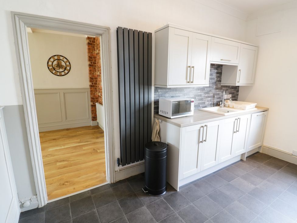 A kitchen with units, microwave, and sink at 141 Barnards Green Road, Barnard's Green, Malvern